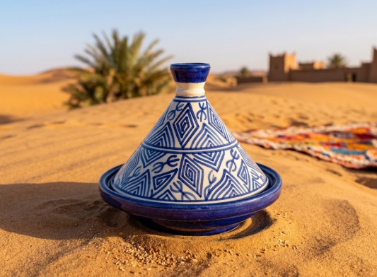 Sublime Tajine Décoratif Artisanal Marocain – Élégance du Désert Peinte à la Hand